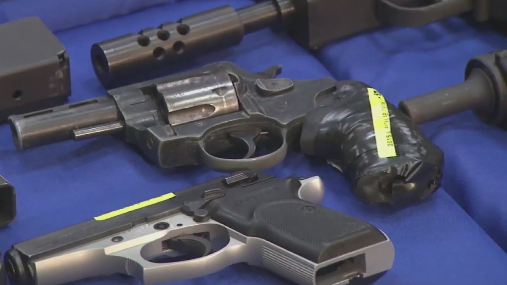 Padres de familia no tienen derecho a portar armas en planteles