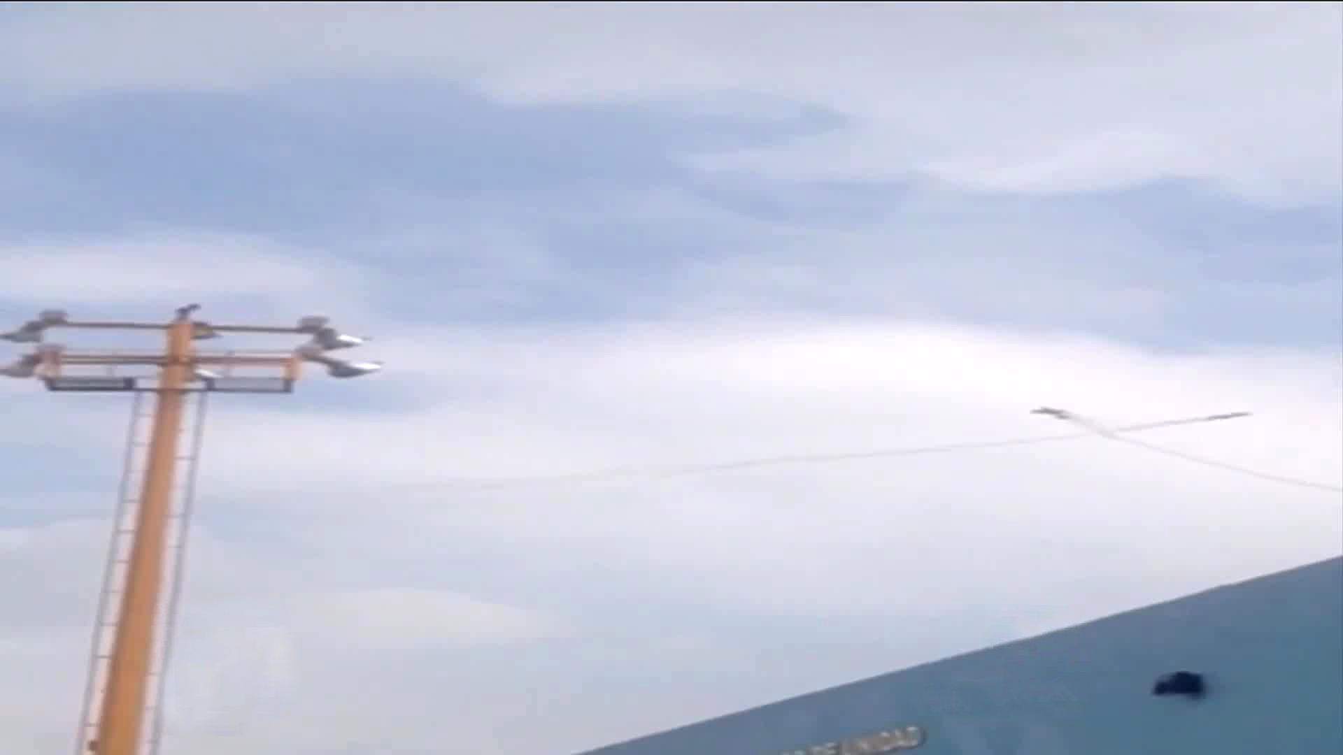 En video El espectacular choque de dos aviones militares en el aire en