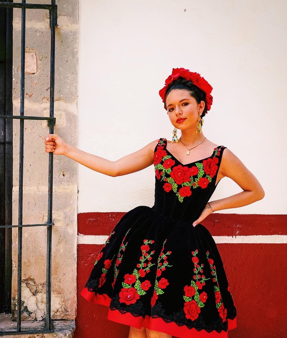 Ángela Aguilar rinde homenaje a la cultura mexicana con su voz y vestidos | Shows Bandamax Bandanews