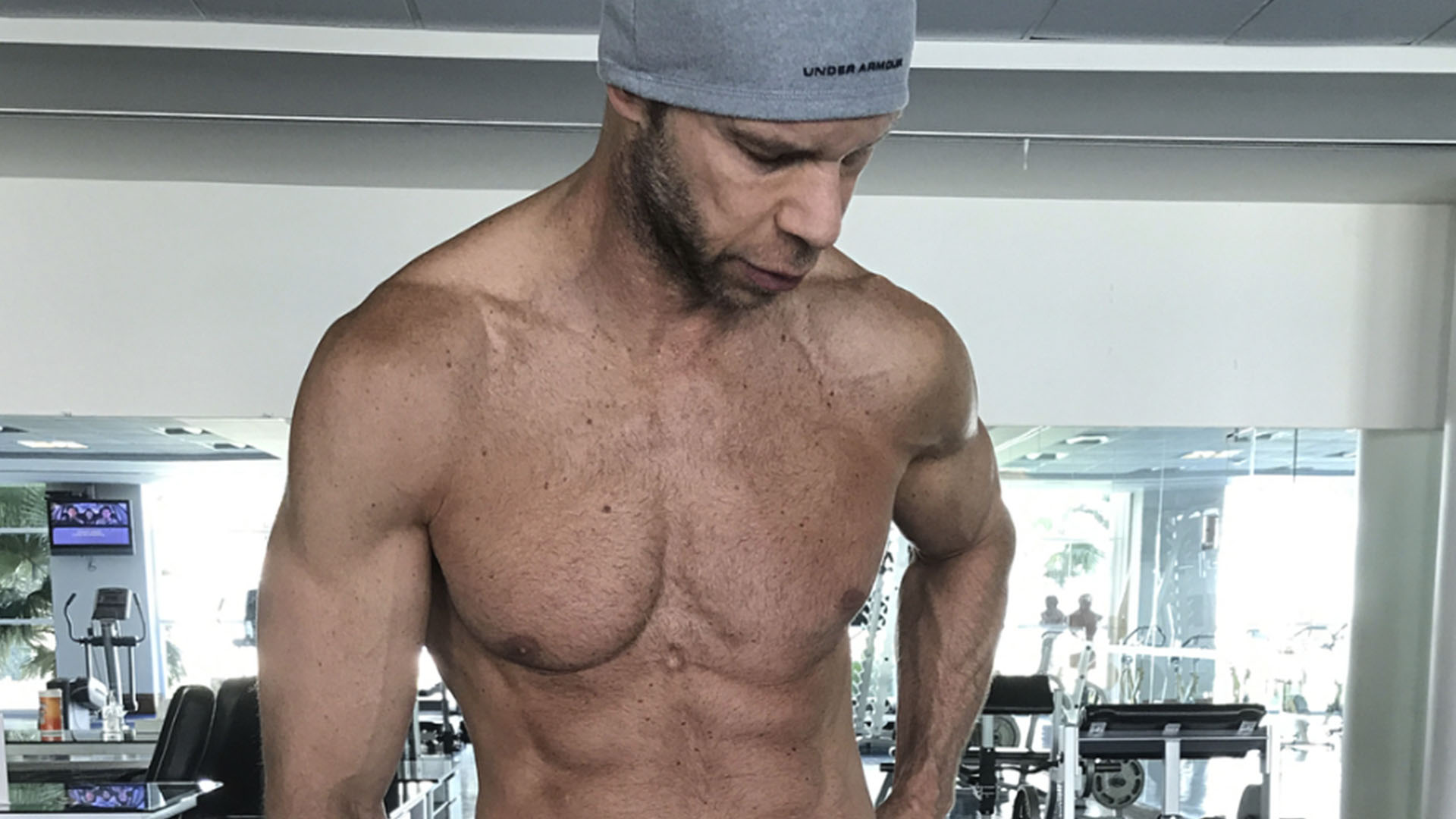 Se filtra nueva foto de Zague desnudo | Video | El Show de Raúl Brindis  Univision radio | Univision