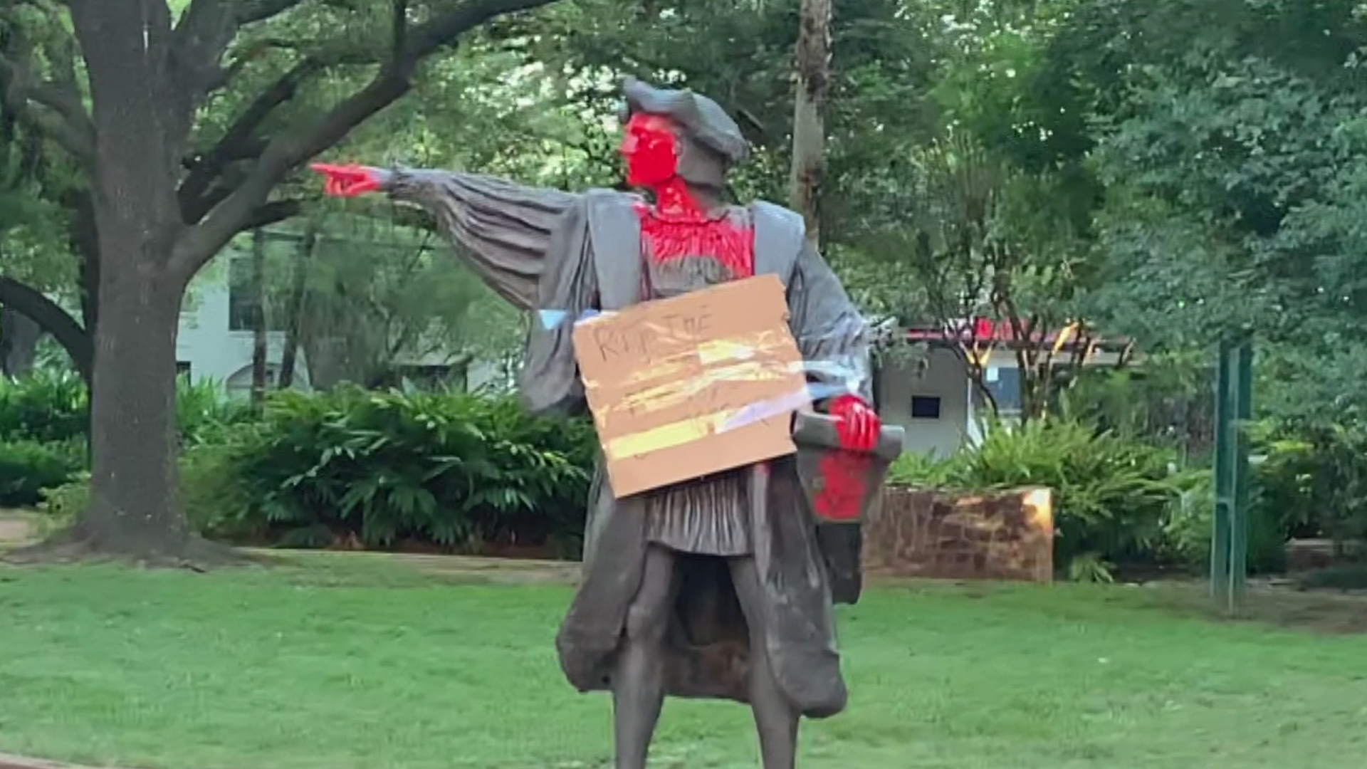 Vandalizan nuevamente una estatua de Cristóbal Colón en un parque de