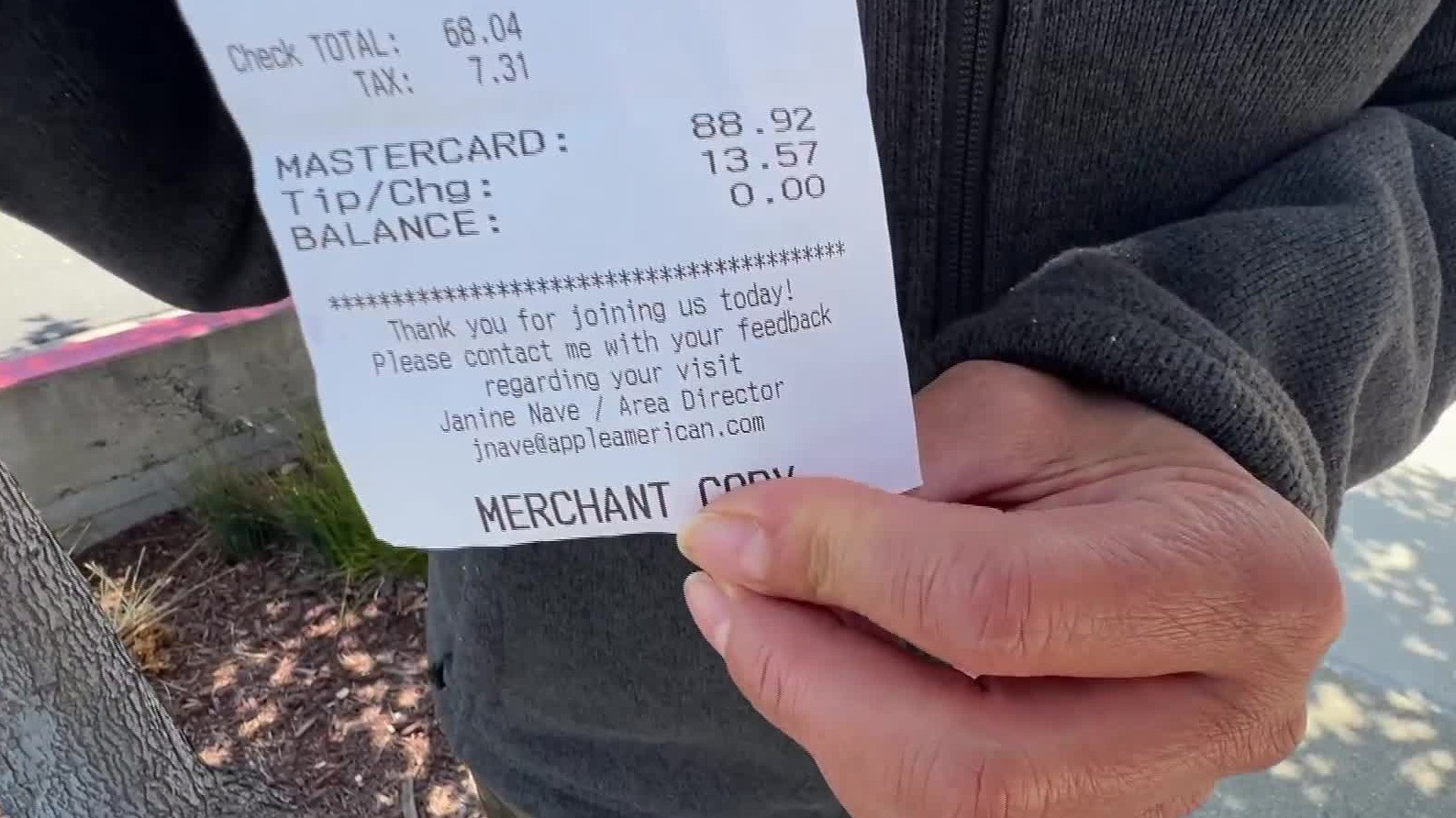 ¿Cuándo es obligatorio dejar propina en California? A qué prestar