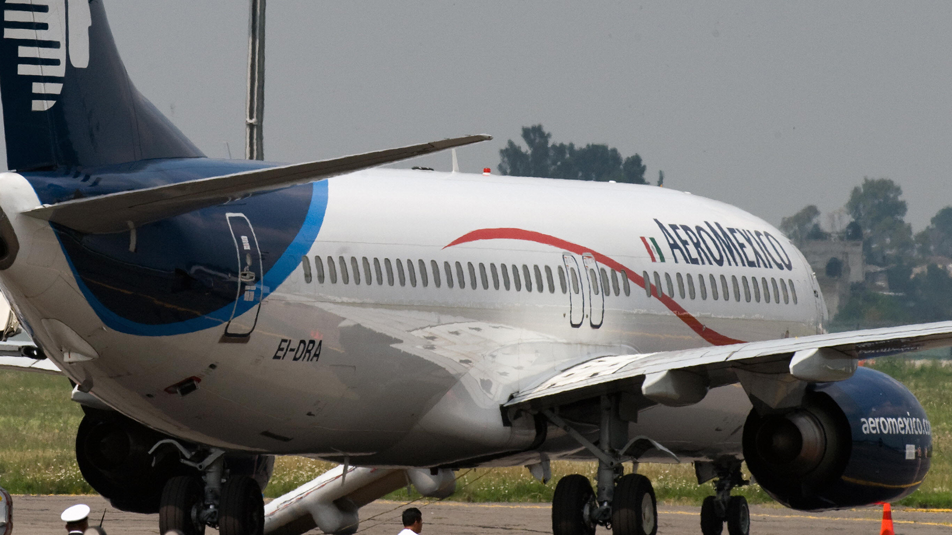 Choque entre un avión de Aeroméxico y un camión de servicios deja 8