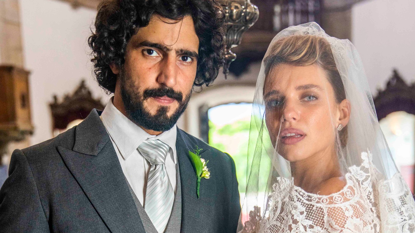 Em "Pantanal", Madeleine se casa usando vestido minimalista e sensual