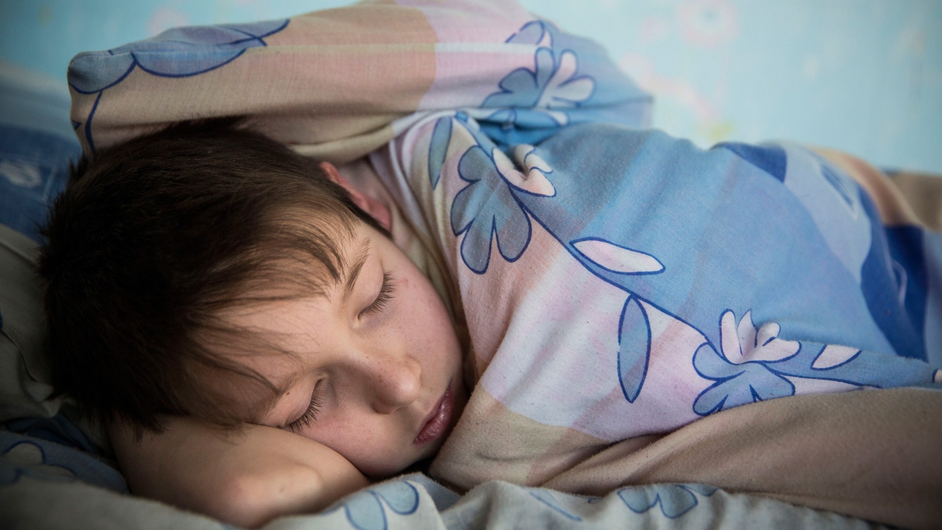 Сон зовет дочь. Дневной сон. Полноценный сон. Спящий ребенок. Сон зовет дочь.