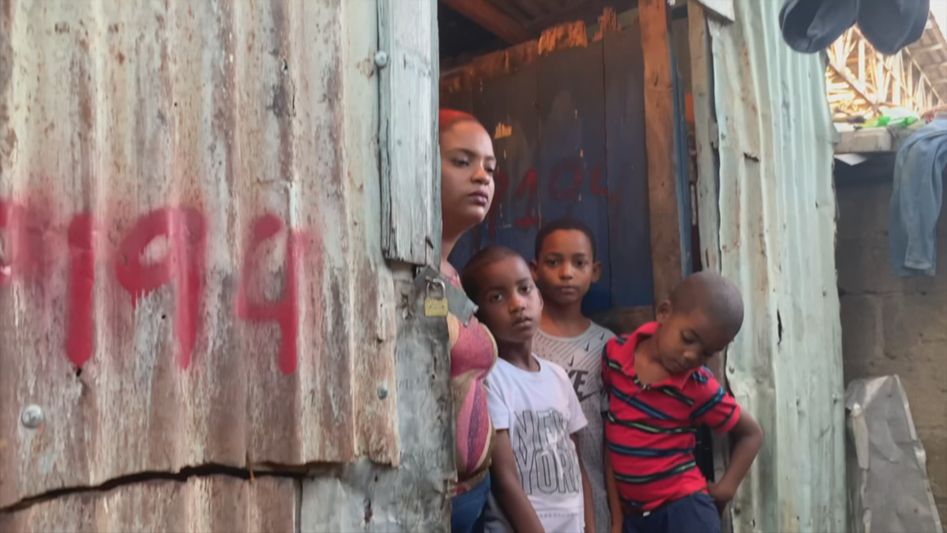 Ayuda de Impacto Hombre saltó de un puente y destruyó el techo de la casa de esta familia en