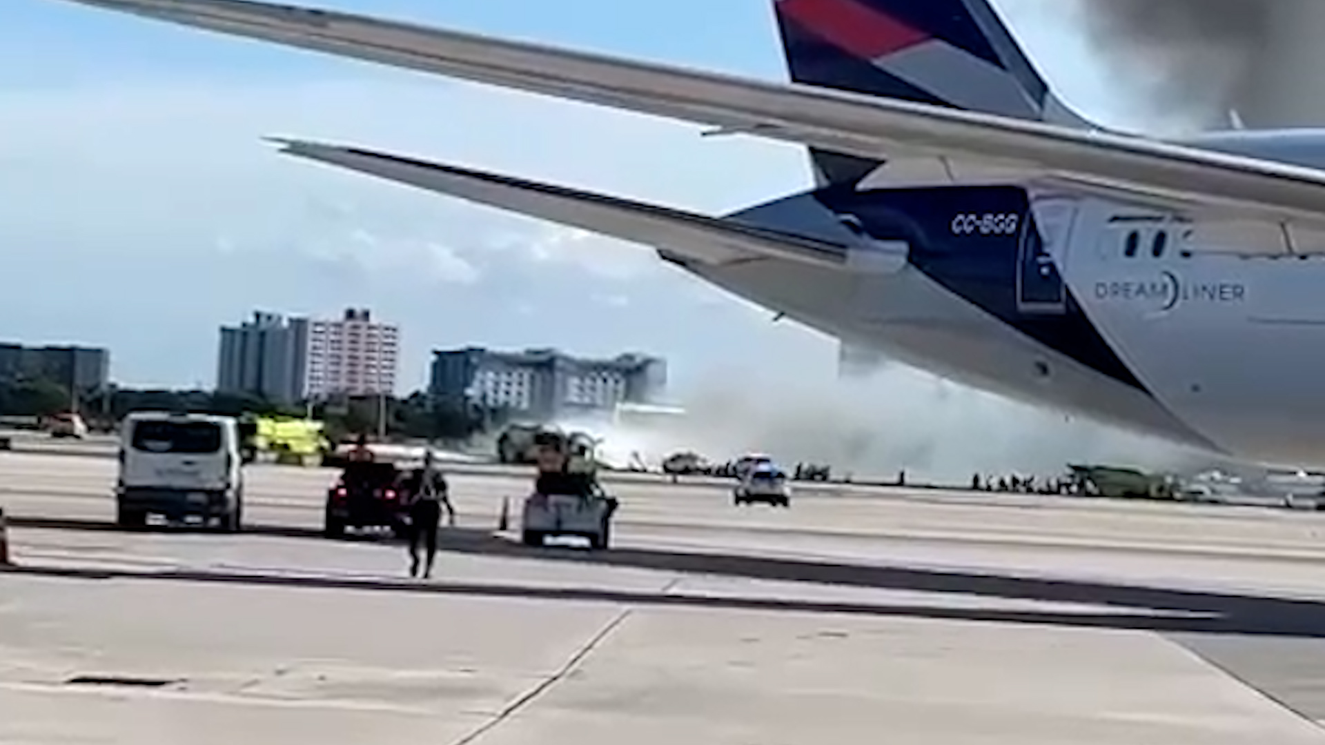Avión se incendia al aterrizar en el Aeropuerto Internacional de Miami