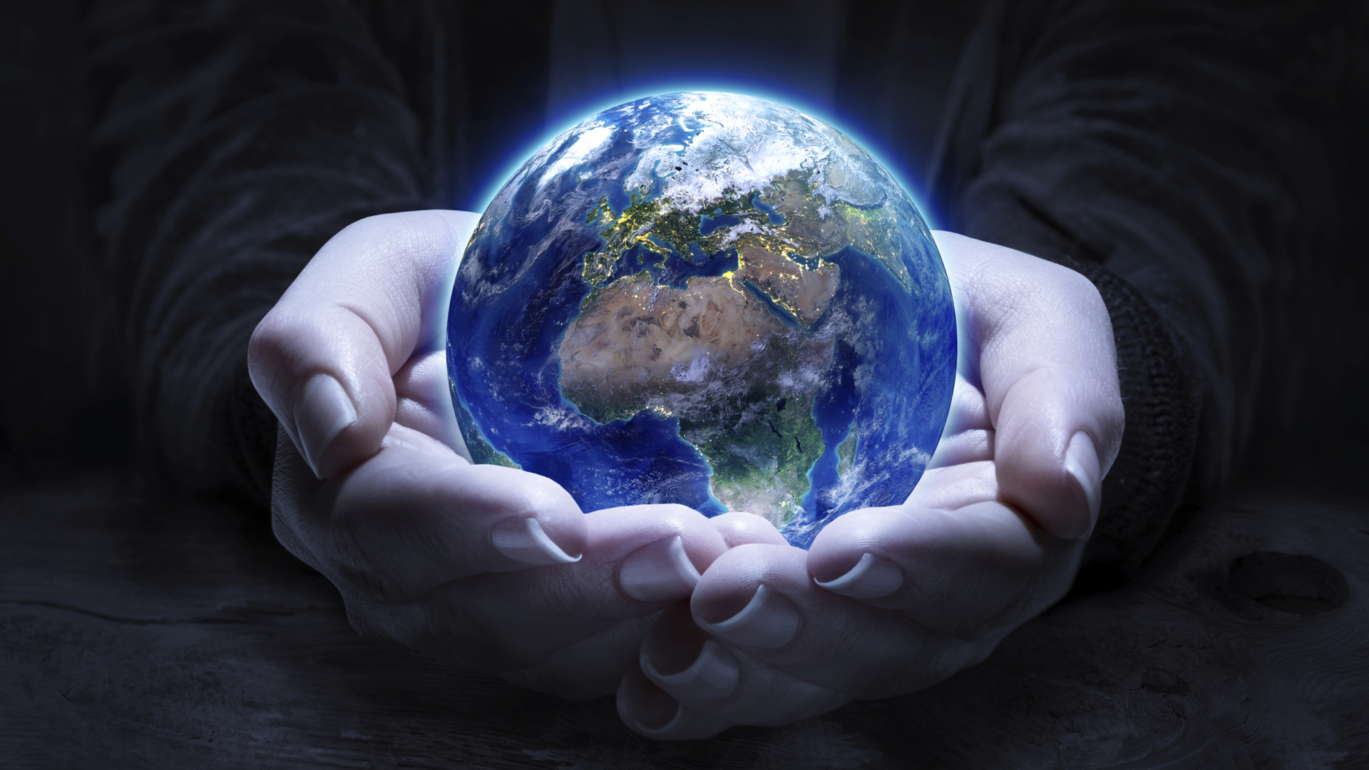 Частичка счастья в ладонях. Планета в руках человека. Мир на ладони. Миру мир. Душа в ладонях.