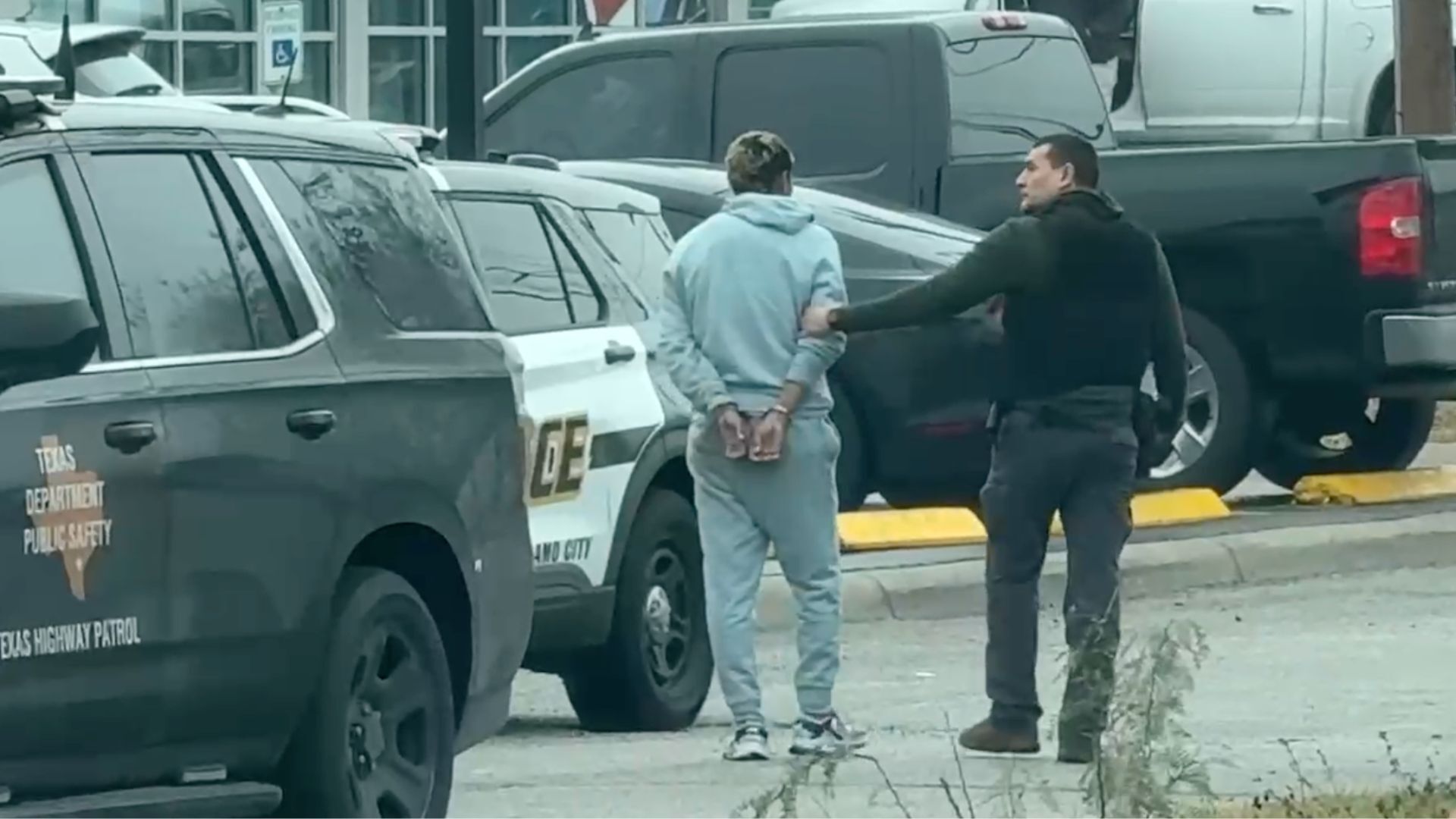 連邦当局は、サンアントニオの移民センターの外で逮捕|ビデオ| Univision 41 San Antonio Kwex