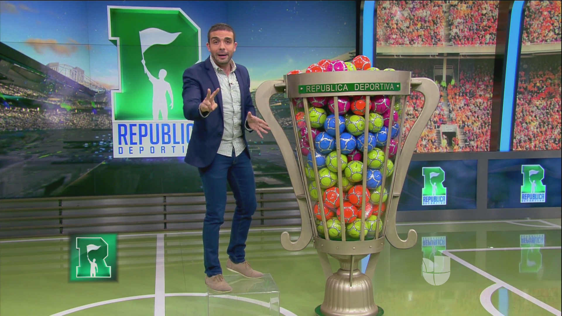 Reglas de Adivina Cuantas Bolas hay en la Copa | Shows República