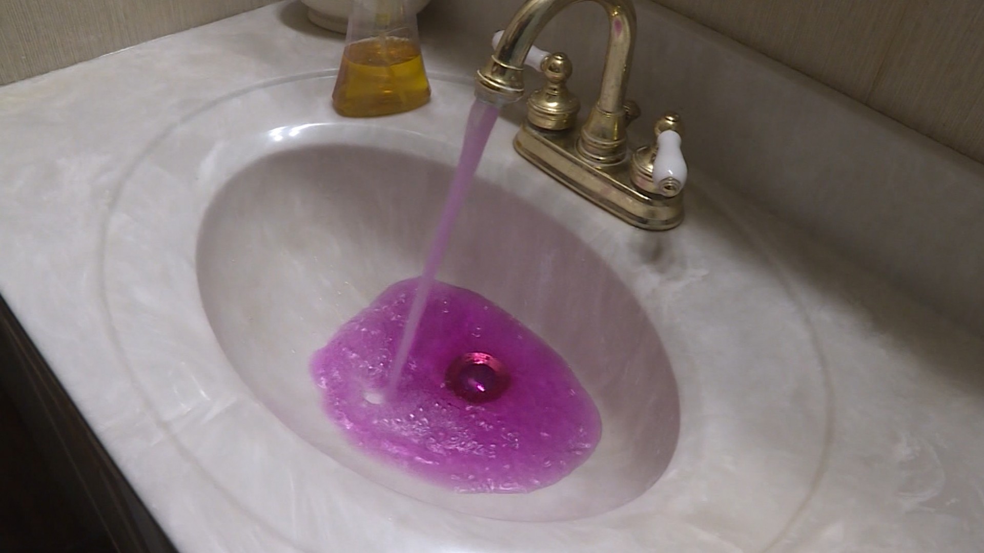 Agua púrpura de la llave el inesperado efecto de un fallo en una