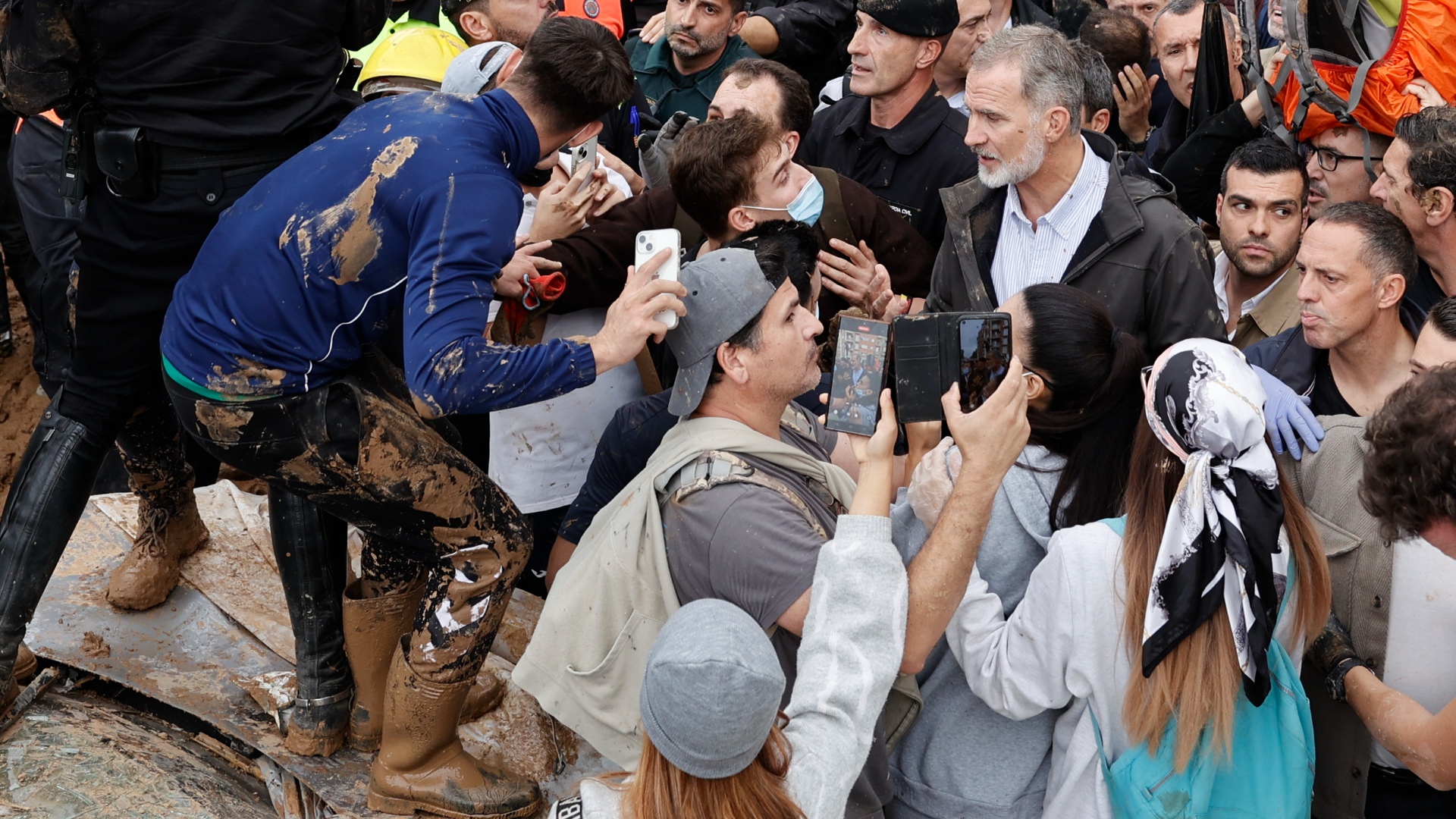 Reina Letizia en Valencia: le lanzan barro y la insultan junto al rey Felipe en plena visita por inundaciones | Univision Famosos | Univision