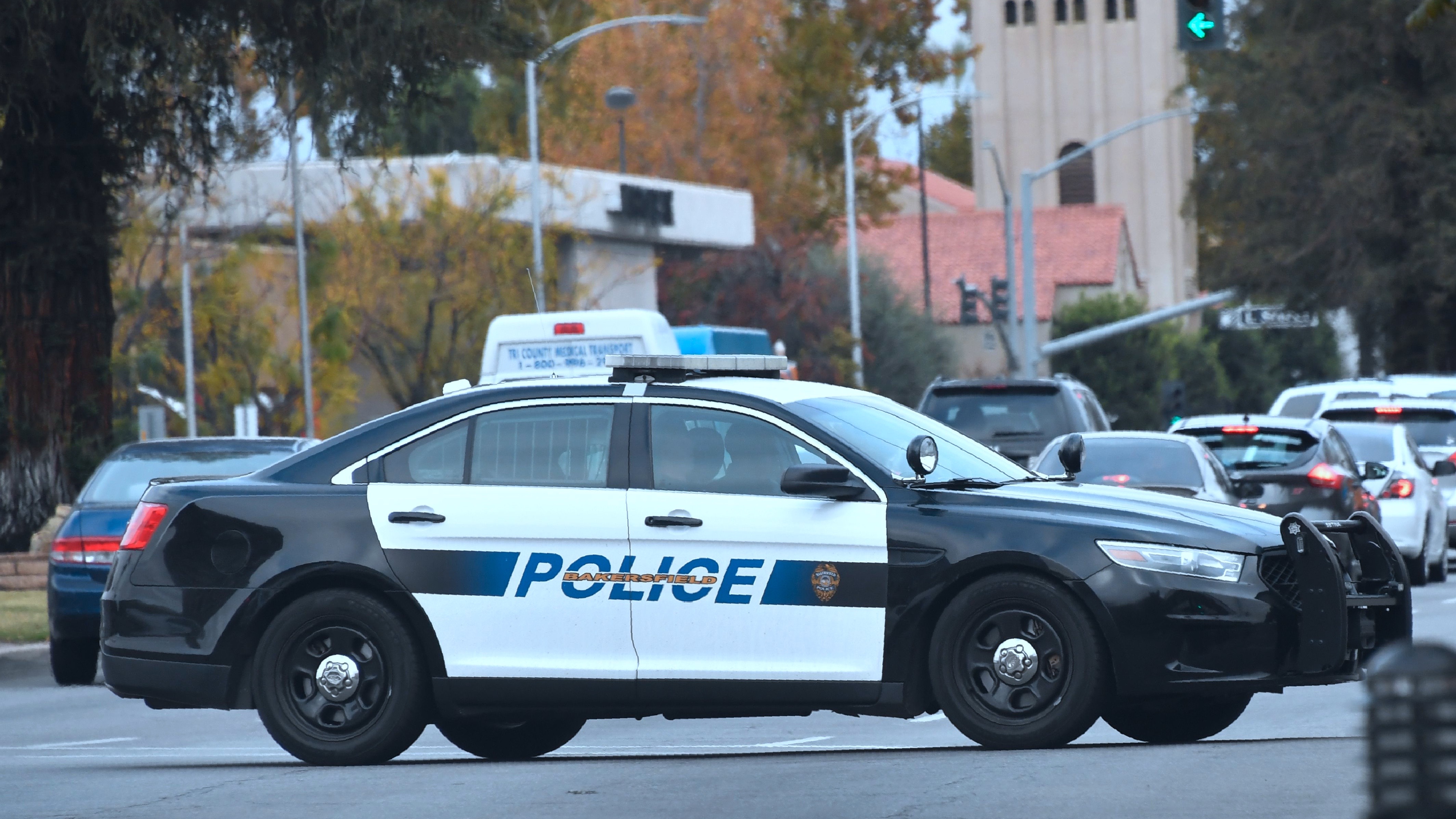 Identifican como consejero en cárcel de Wasco a hombre muerto en centro comercial de Bakersfield