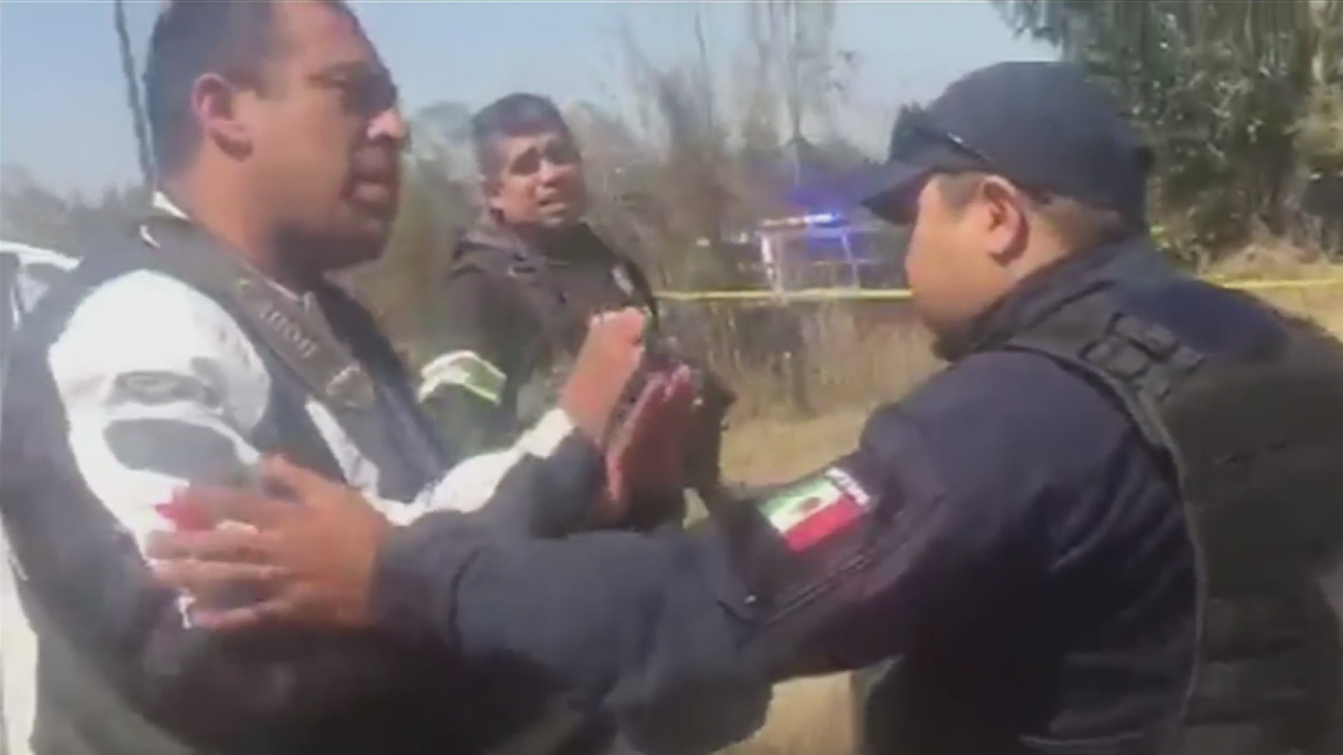 Reporteros que cubrían el hallazgo de un cadáver en una bolsa plástica