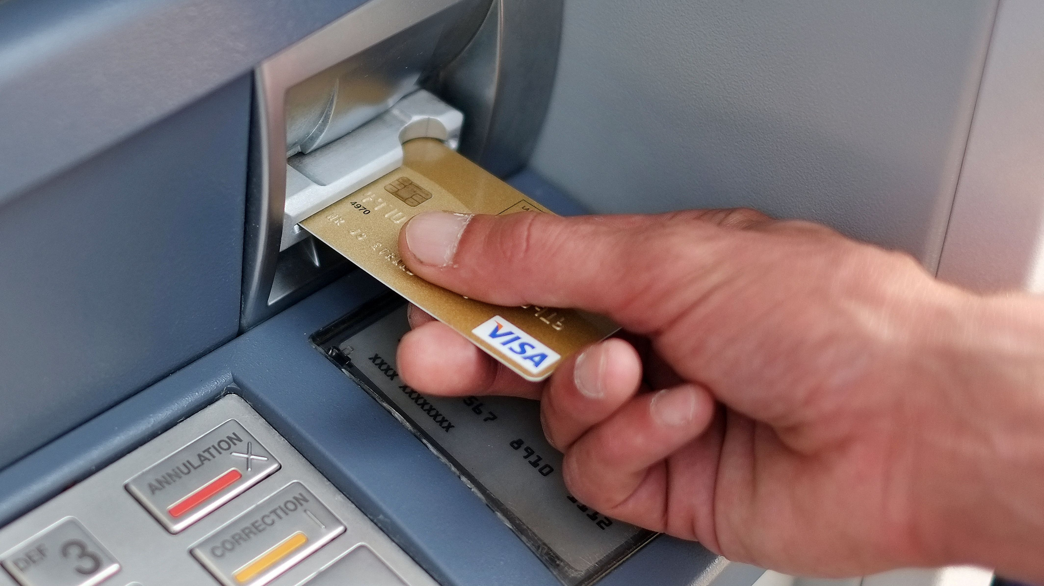 Люди снимают деньги с банковской карты. Кража денег с банковской карты. Люди снимают деньги с банковской карты. Карты банковские мошенничество у банкомата. Воровство денег с банковских карт.