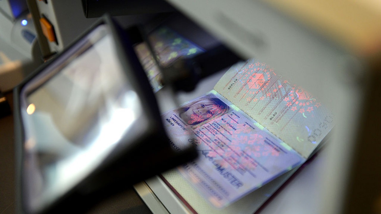 Id карта. Заграничный паспорт нового образца биометрический как выглядит. Биопаспорт мид. Загранпаспорт с биометрией. Биометрический паспорт рб.