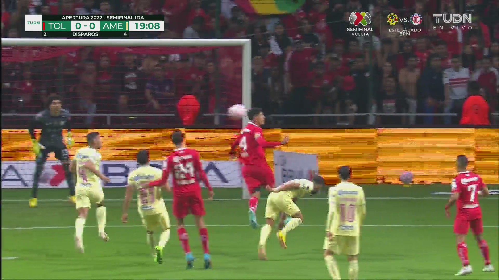 ¡Le faltó cambiarle la dirección! Valber Huerta no atina a rematar