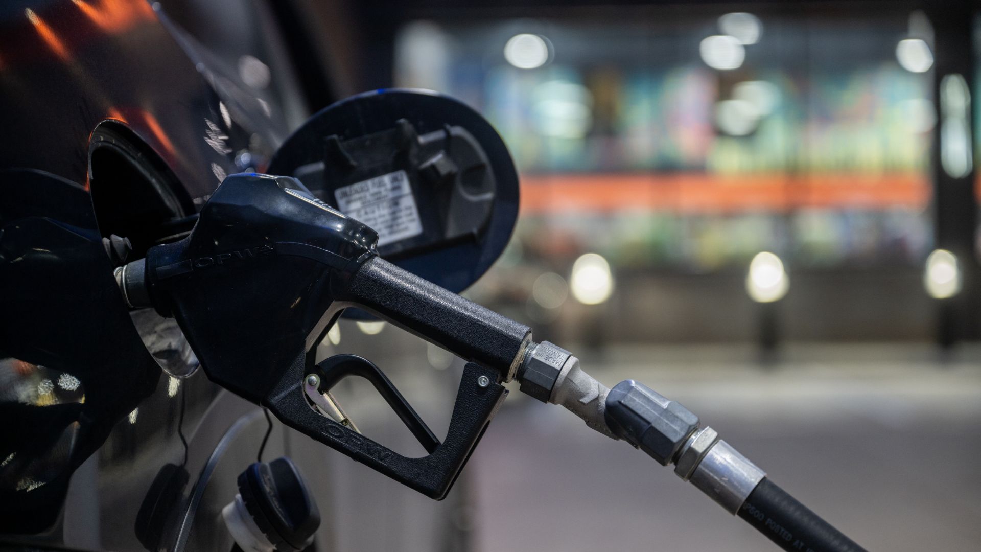 El precio del galón de gasolina en Estados Unidos sigue disminuyendo