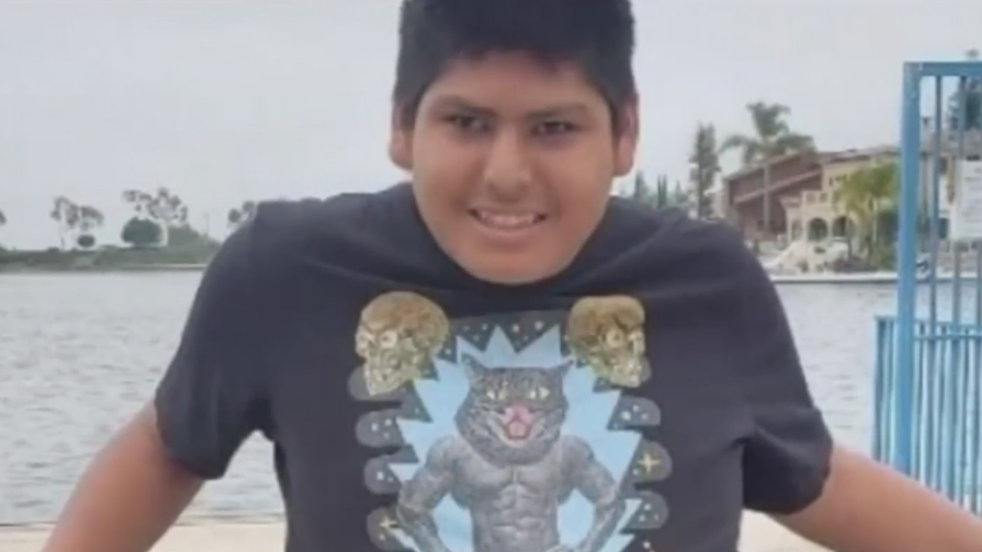 Niño con autismo muere al conducir a toda velocidad un carro de golf en