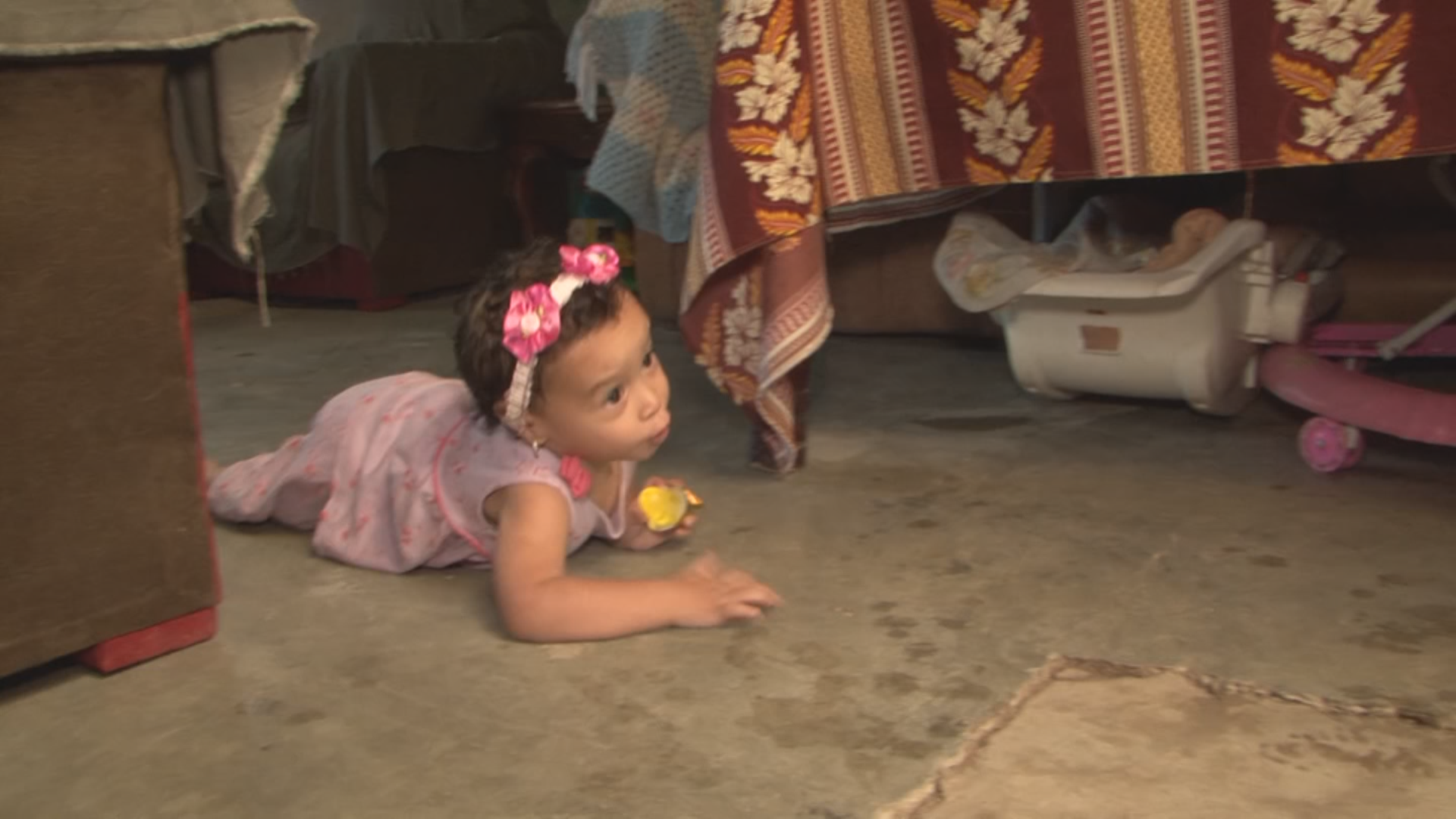 Ayuda de Impacto Niña tiene una extraña enfermedad que le impide ponerse de pie Shows Primer