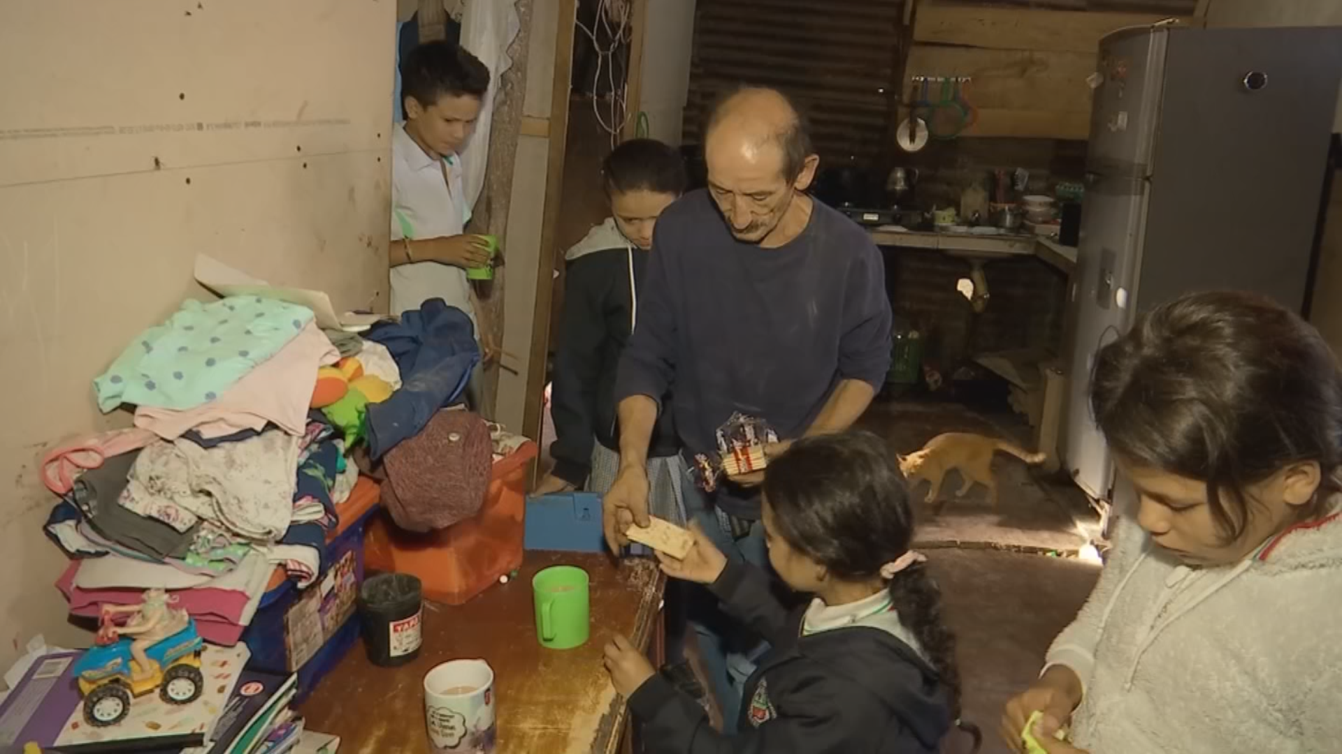 Ayuda de Impacto Este abuelo lucha por sacar adelante a sus seis nietos que su hija abandonó en