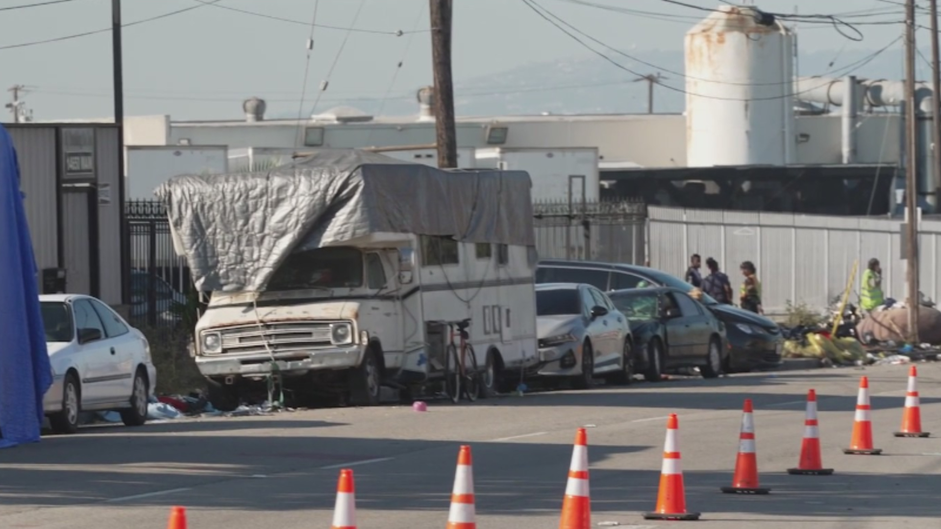 Remueven casas rodantes de las calles en el área de East Gardena Video Univision 34 Los