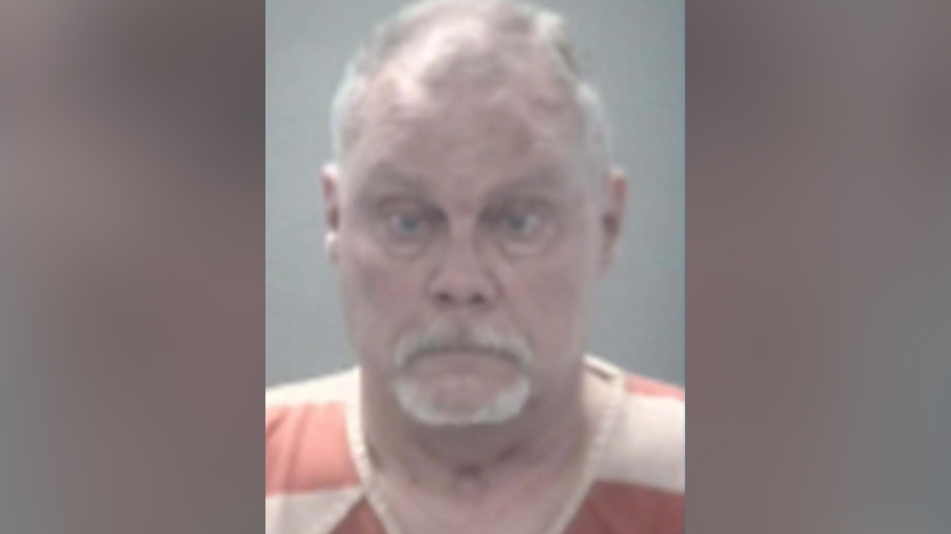 Stephen Robb es acusado de posesión de pornografía infantil en escuela