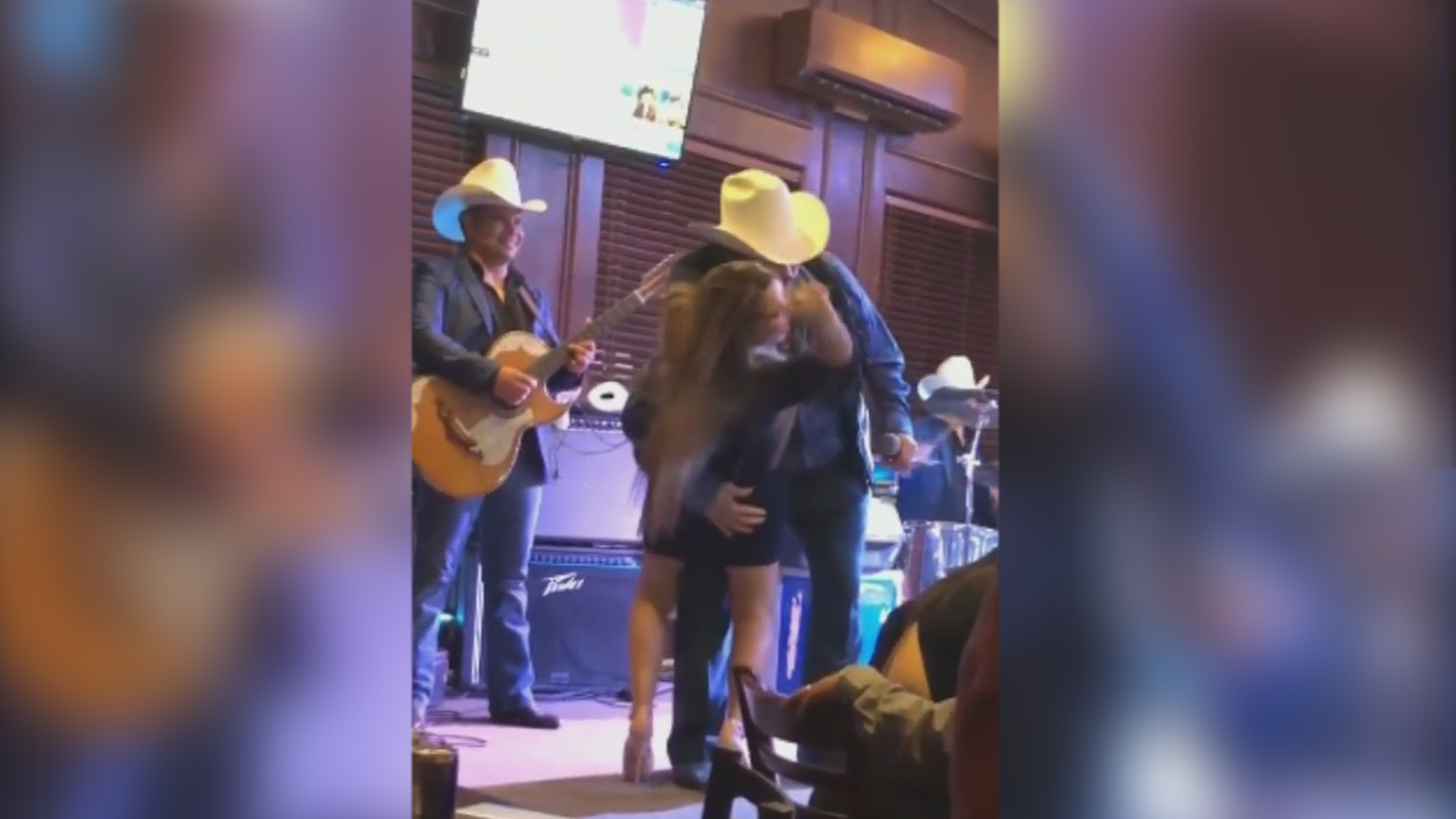 Las Virales Imagenes De Lalo Mora Besando Y Tocandole Los Gluteos A Una Joven Que Subio Al Escenario Shows Primer Impacto Univision