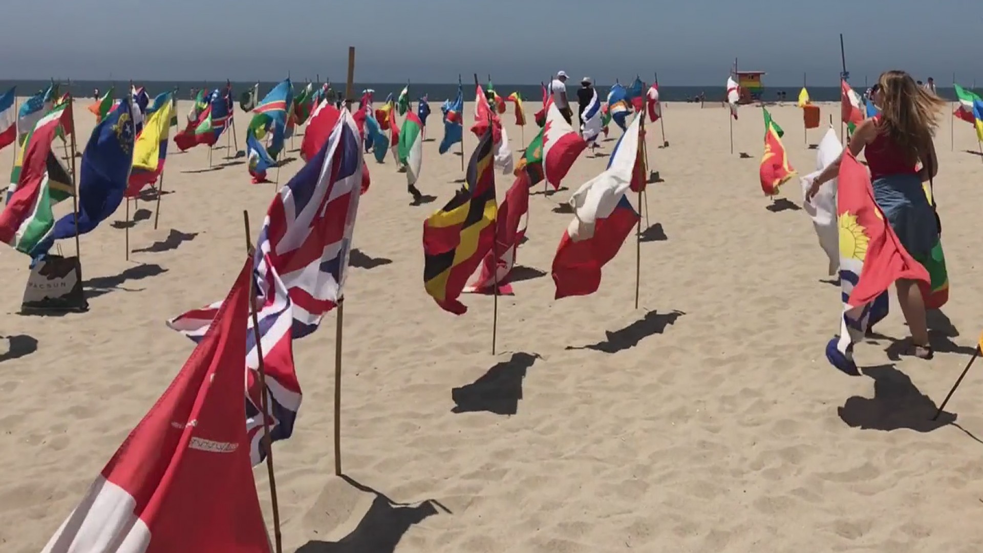 Instalan banderas de 195 países en las playas de Venice como símbolo de  unión y paz mundial, image size:1920x1080