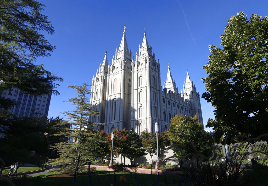 Multimillonario abandona la iglesia mormona y dona gran parte de su riqueza a causas benéficas, incluida una organización LGBTQ | Noticias Univision Religión | Univision Multimillonario abandona la iglesia mormona y dona gran parte de su riqueza a causas benéficas, incluida una organización LGBTQ | Noticias Univision Religión | Univision