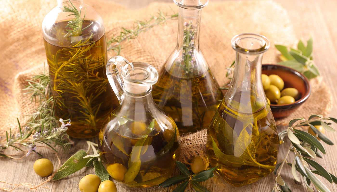 Como fazer azeite aromatizado com ervas Delicioso Dicas de cozinha