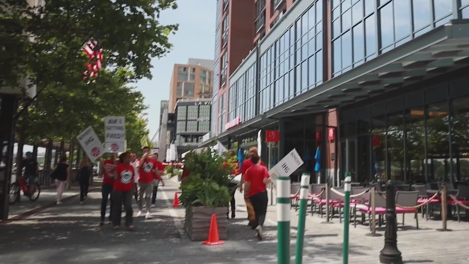 Detalles de la protesta de empleados por el cierre del restaurante Moon ...
