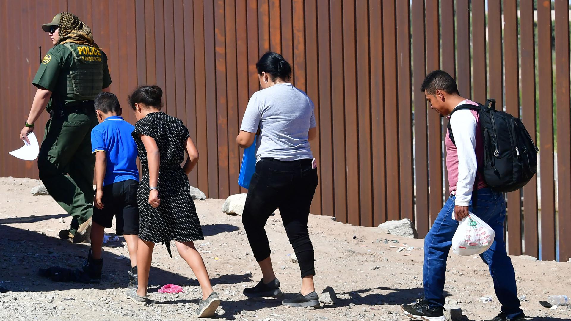 Varios senadores de Arizona visitan la frontera sur para analizar la