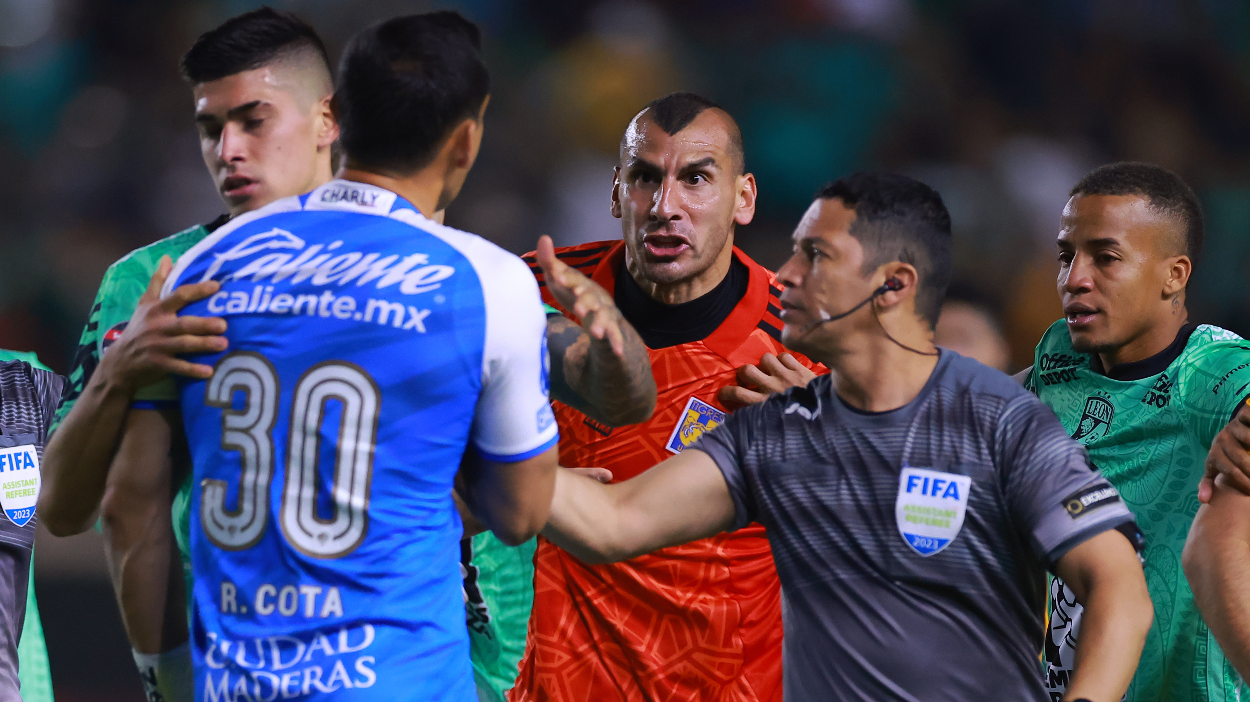 El motivo por el que Nahuel desató la bronca contra Rodolfo Cota | TUDN 