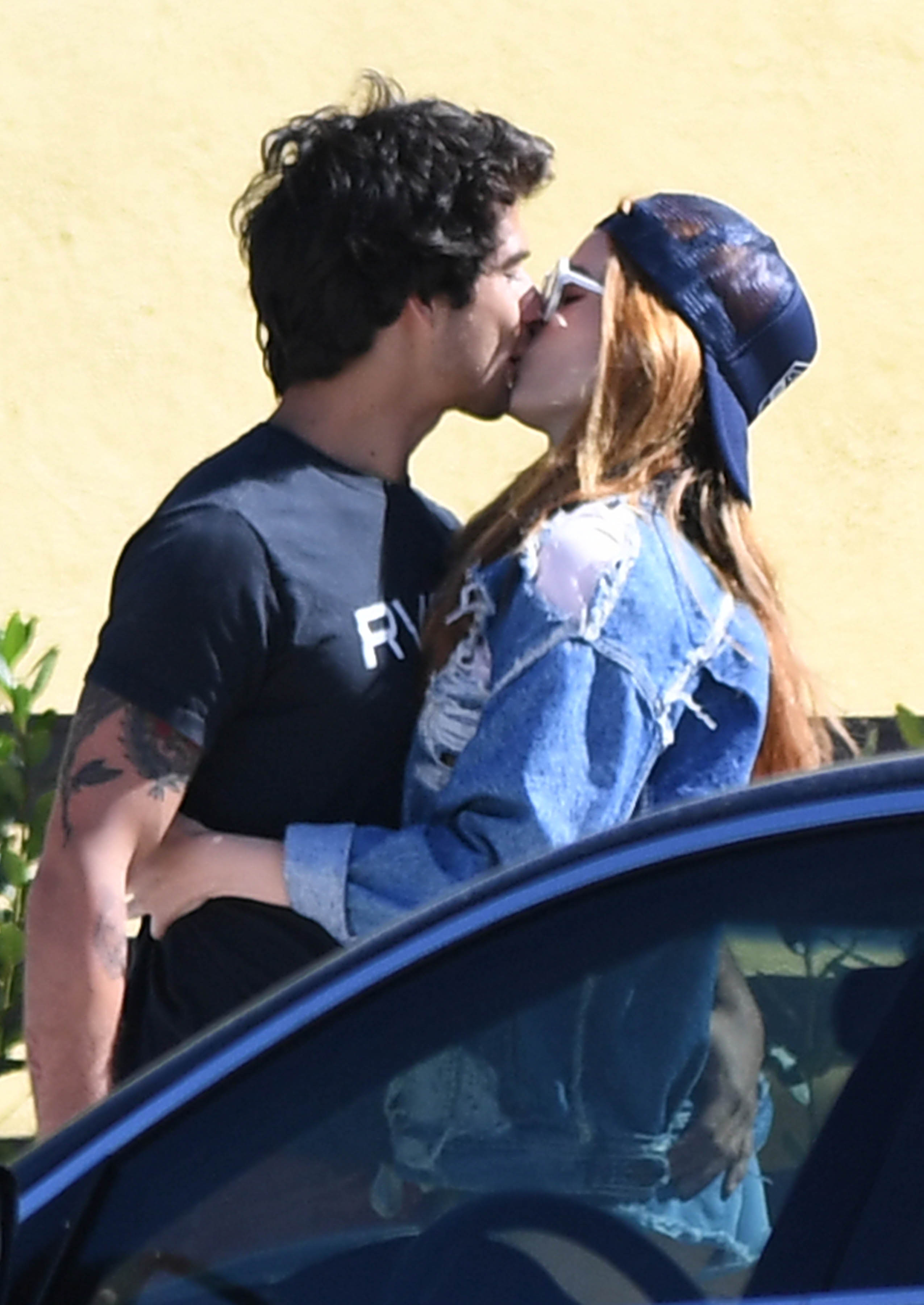 Bella Thorne y Tyler Posey se comen a besos | Realities La Banda | Univision, image size:2550x3600