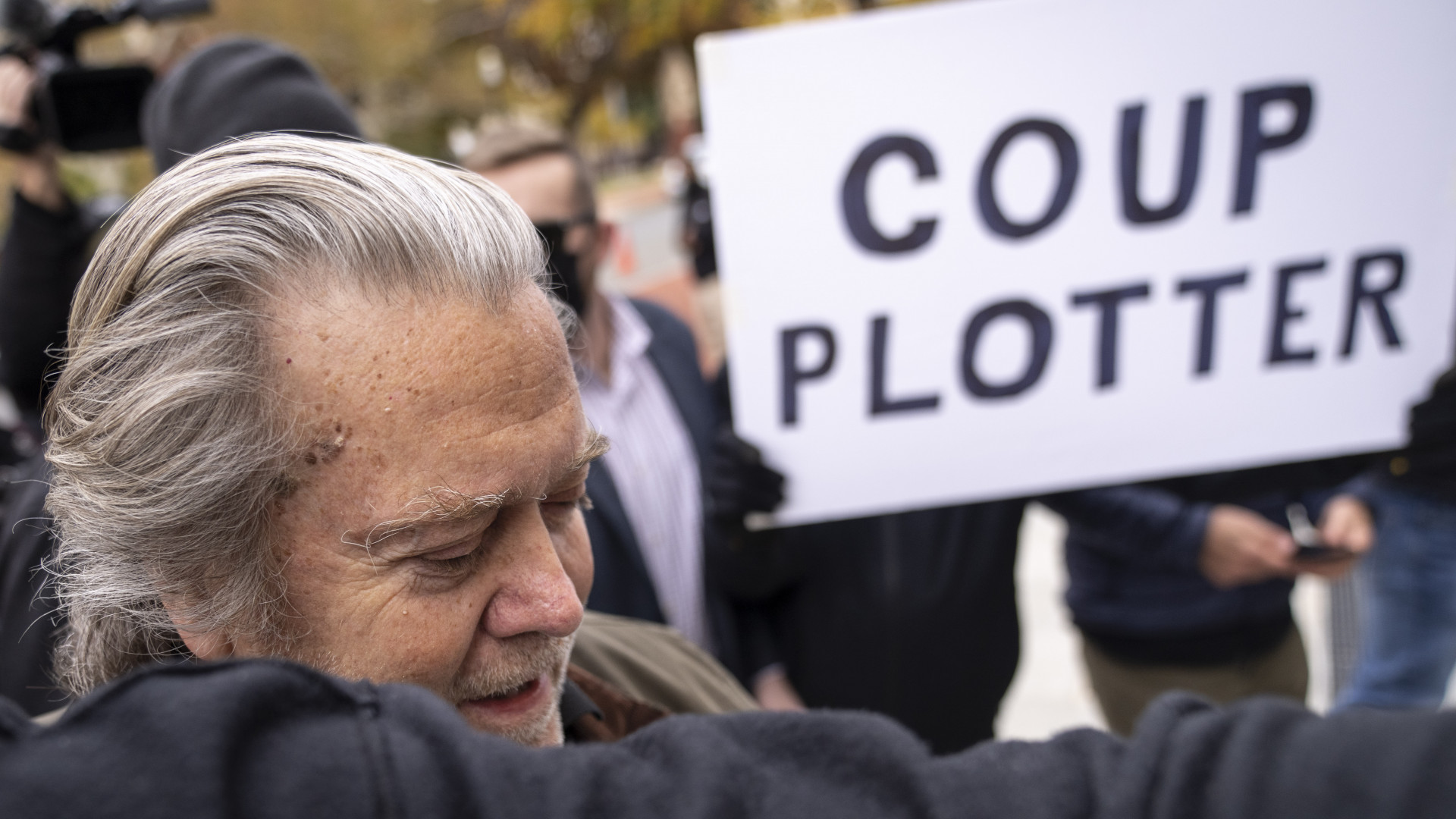 Bannon surrenders to authorities for criminal contempt, but will not face jail time |  Univision Political News