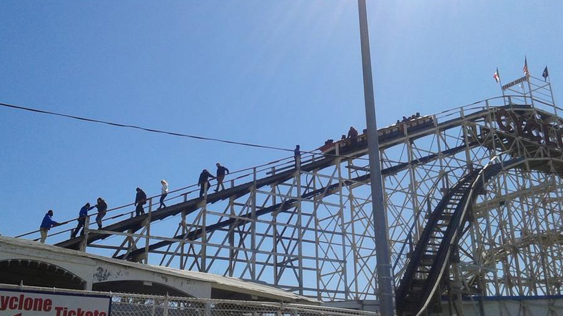 Quedan atrapados durante 20 minutos en montaña rusa Noticias