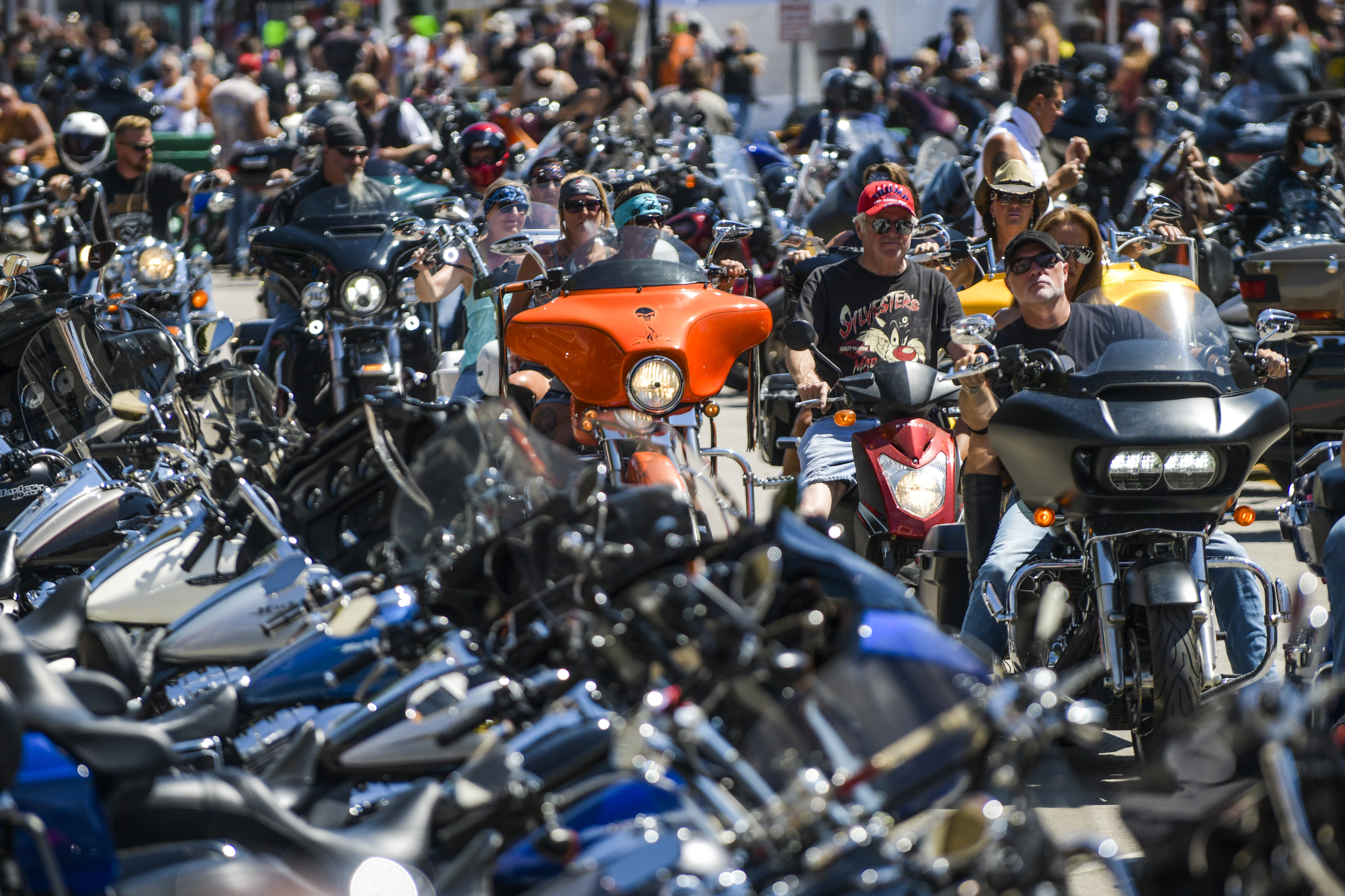 Muchos motociclistas y pocas mascarillas: así fue el popular festival de  motos en Sturgis, Dakota del Sur | A Bordo | Univision