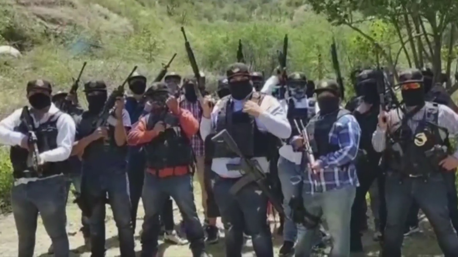 Por medio de un video presuntos miembros del cartel de Sinaloa presumen de un arsenal y desaf an a las autoridades