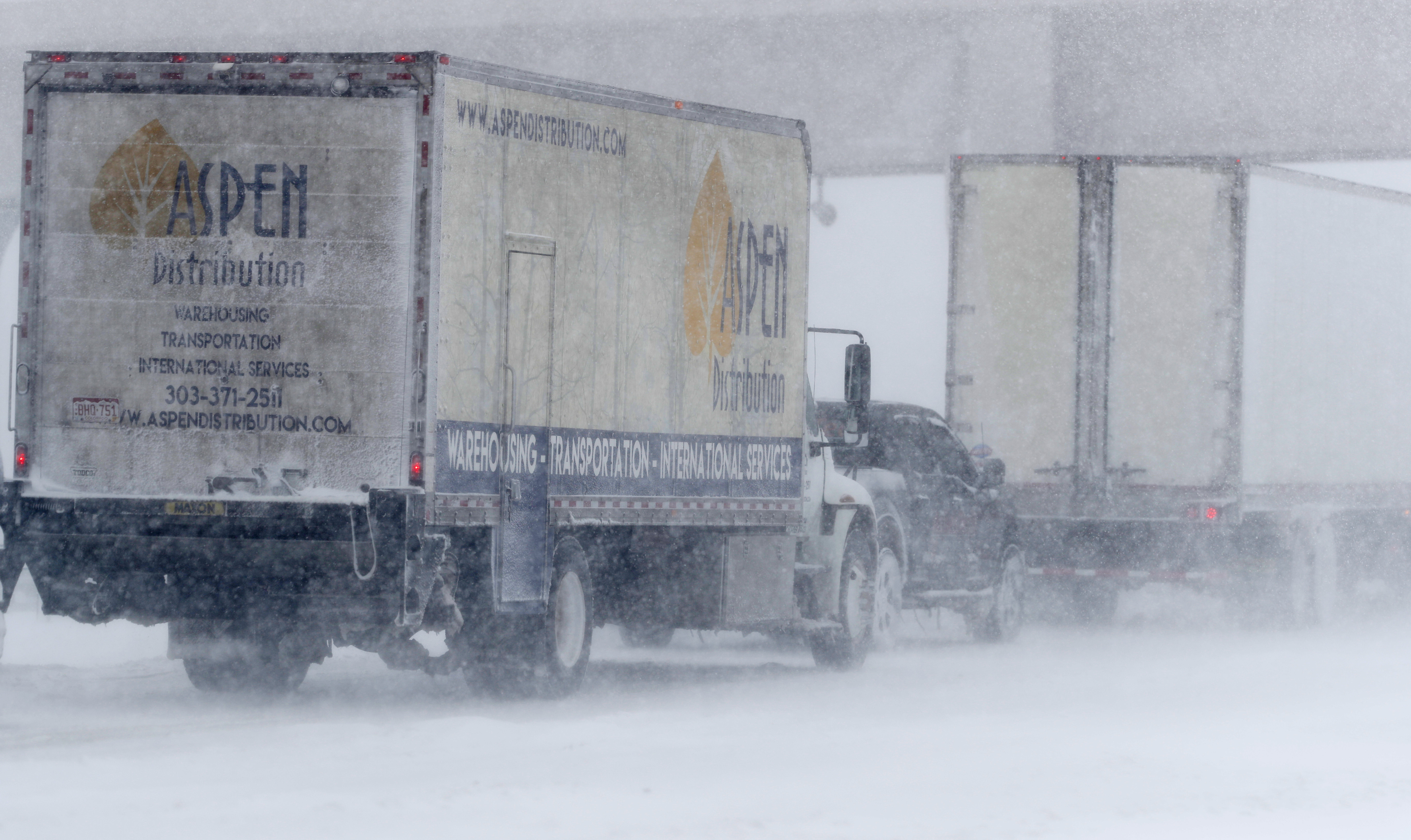 Los vehículos se apiñaban en los carriles en dirección este de la Interestatal 70 cerca de Tower Road, mientras la tormenta lanzaba los vientos huracanados y nieve en Aurora, Colorado,