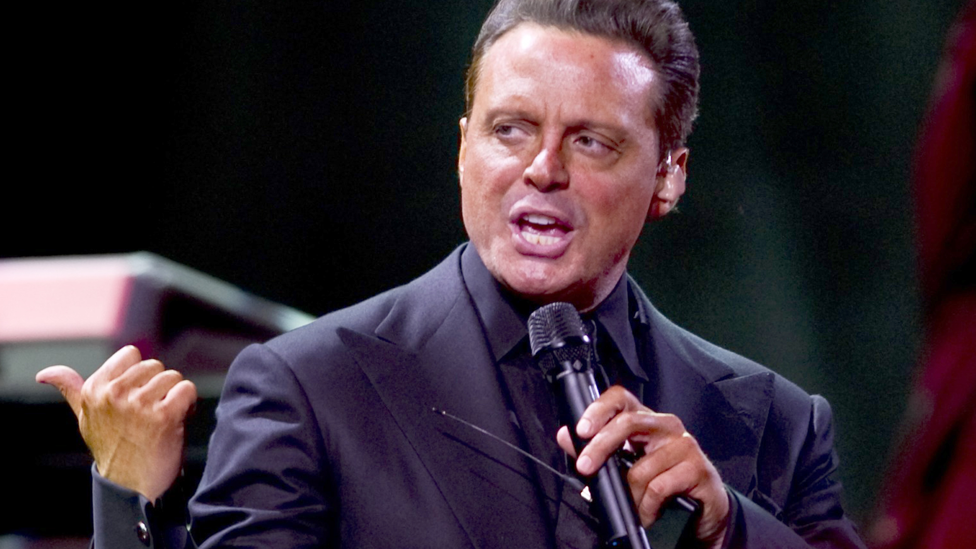 Sin entrevistas ni hablar con el público, así comenzó la gira de Luis