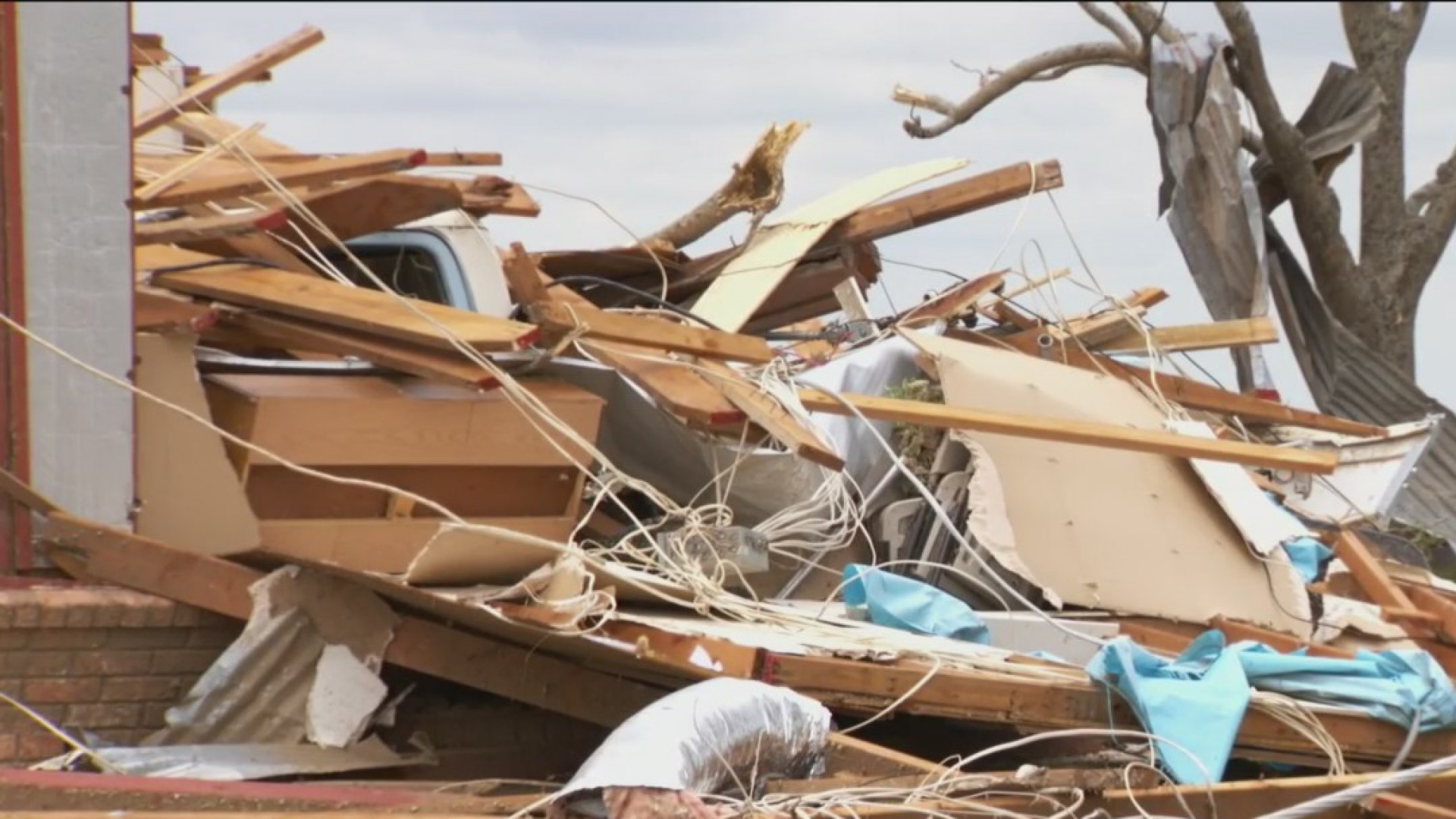Los estragos causados por un tornado de categoría EF2 que tocó tierra