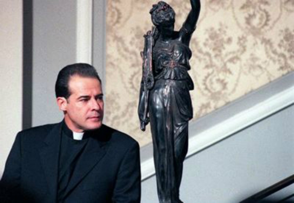 César Évora recuerda que amenazaron con sacar del aire 'El privilegio de amar' por su personaje | Famosos | Univision