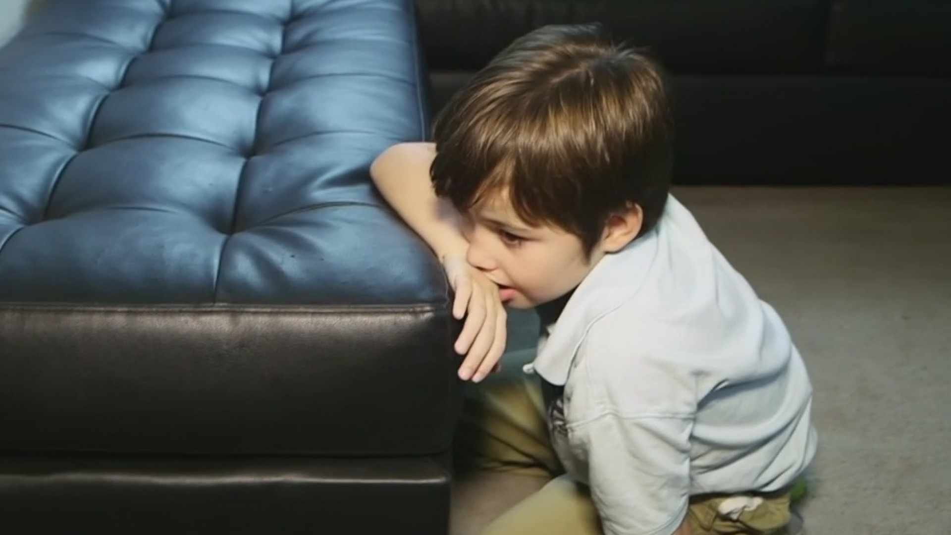 El autismo severo que sufre este niño lo vuelve hiperactivo y le impide