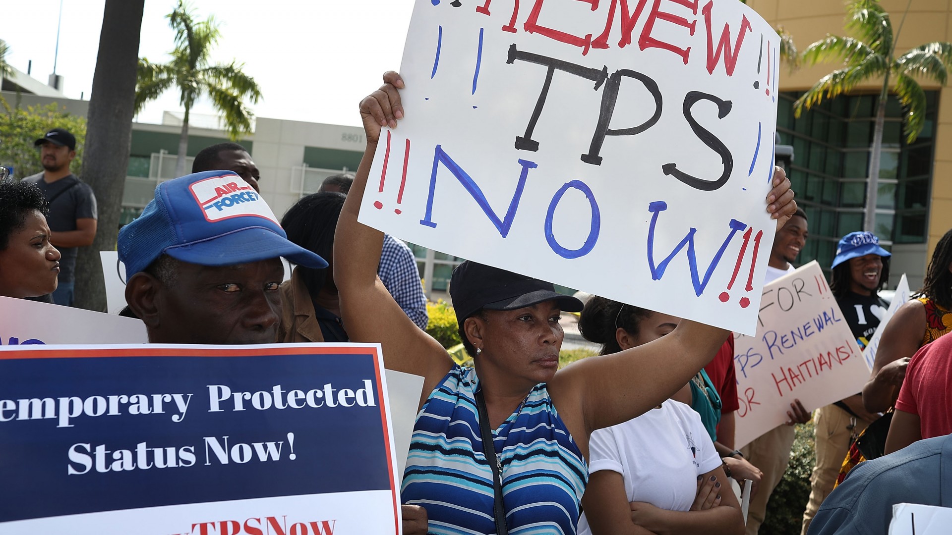 Con esperanza, así recibieron miles de inmigrantes el fallo que bloquea