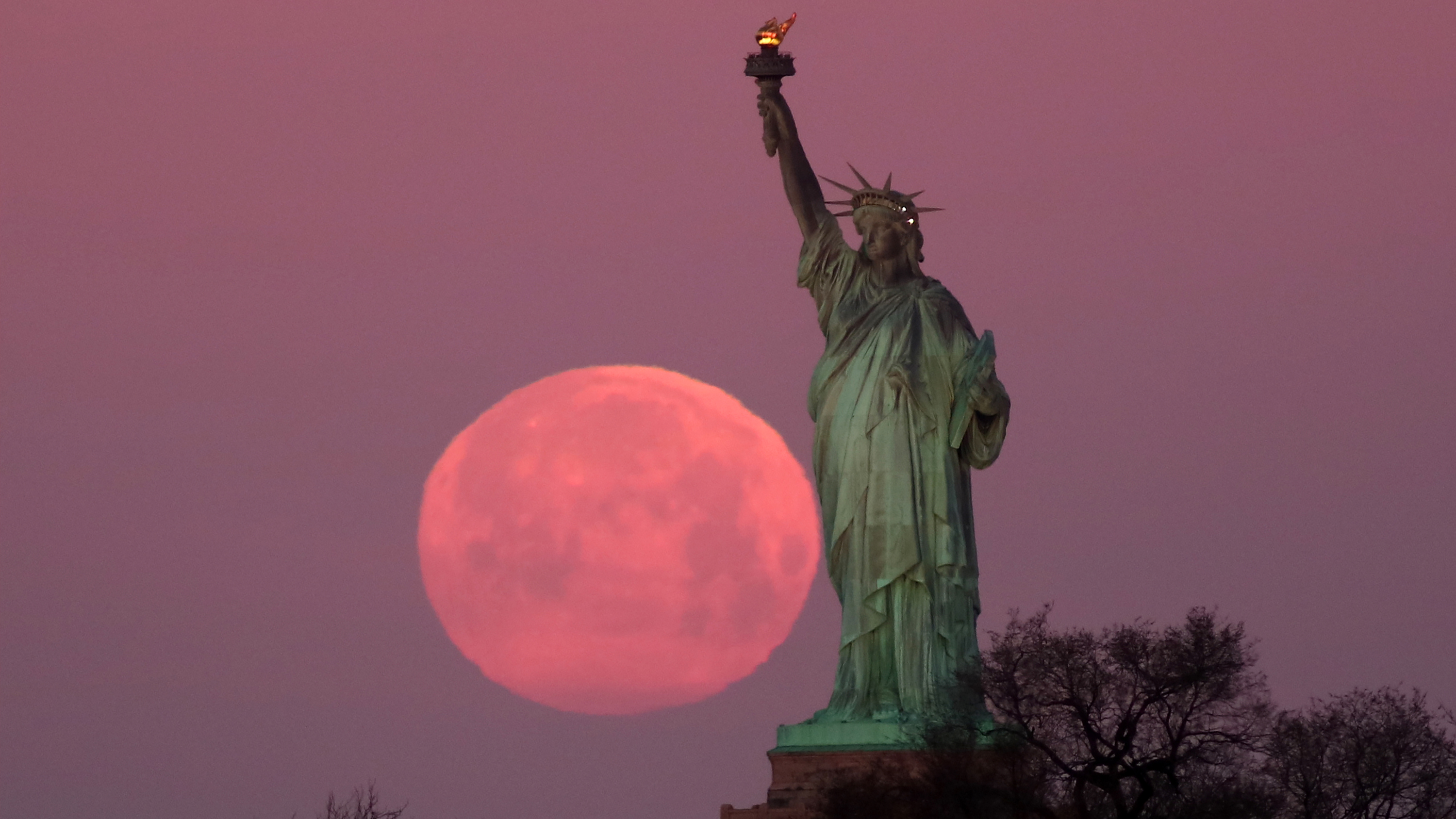 La 'superluna de nieve' el esplendoroso satélite en su punto más cercano a la Tierra (fotos