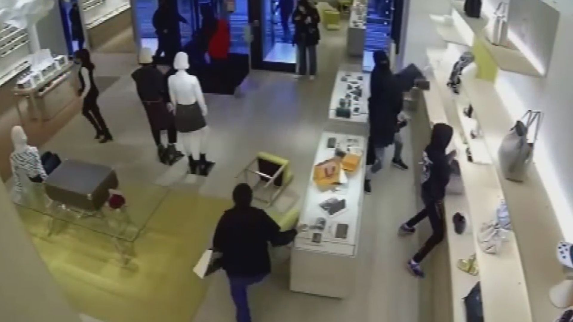 Охранники избивают в торговом центре. Ограбление торгового центра. 4 ограбление торгового центра. Ограбление магазина в сша. 4 ограбление торгового центра.