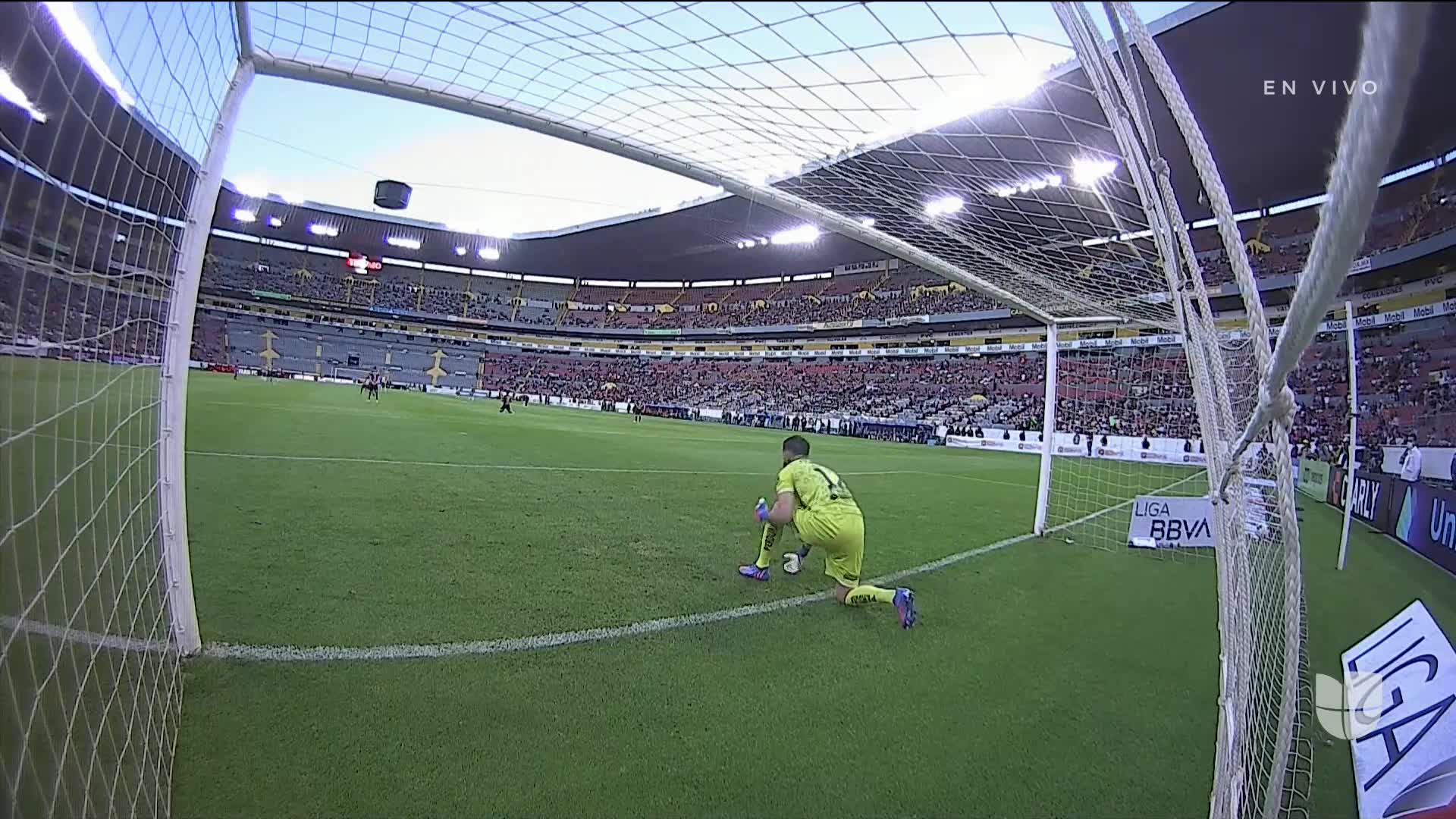 Arranca el partido y la pelota está en juego. TUDN Deportes Homepage