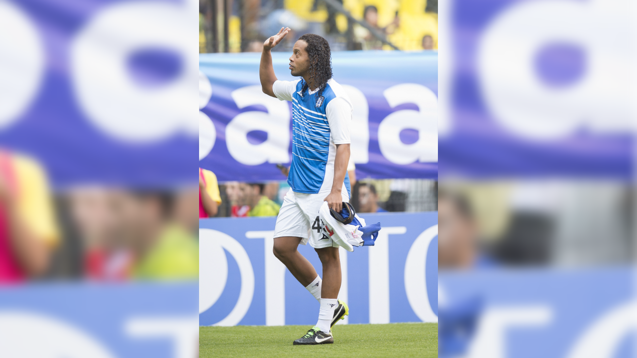 Regalan a Ronaldinho uno tenis personalizados en su arresto domiciliario |  Deportes Fútbol | TUDN Univision