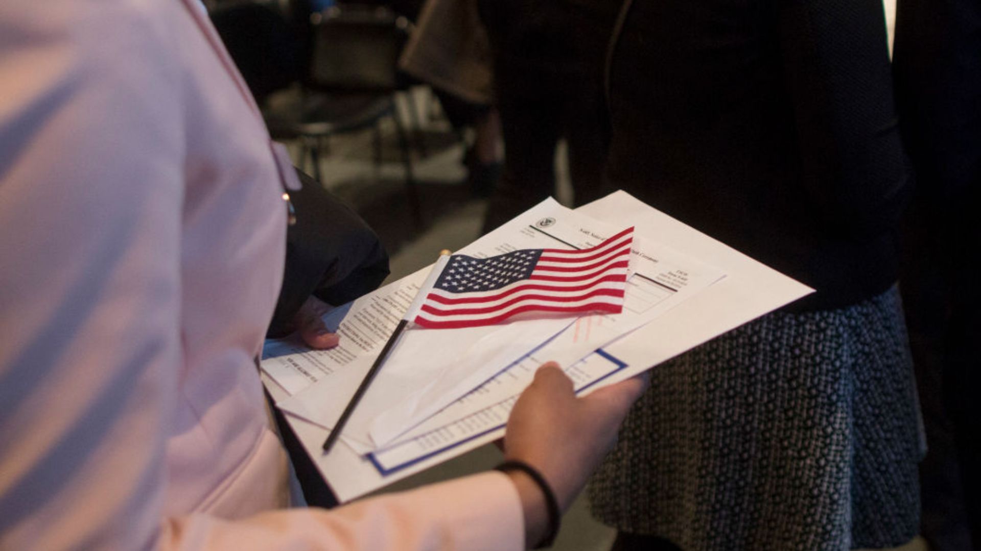 Anuncian aumentos en tarifas de varios trámites migratorios y la